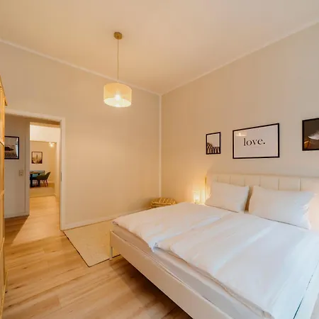 Spacious 2-bedroom In The Heart Of Friedrichshain Apartment *